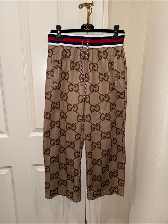 Gucci Pants - Gucci capri loose large logo pants. Size medium BNWT. Never worn.